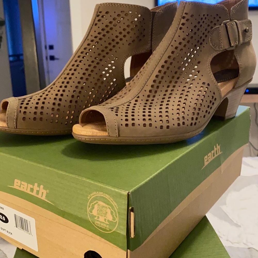 Women’s Earth ankle boots, New, perfect for Fall